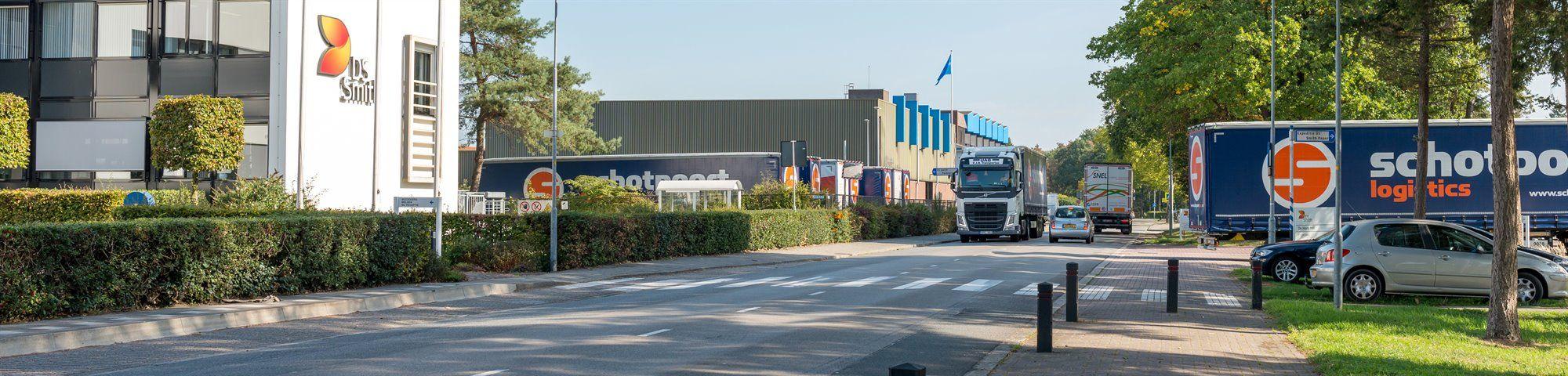 Vrachtwagen op de weg nabij papierfabriek Eerbeek